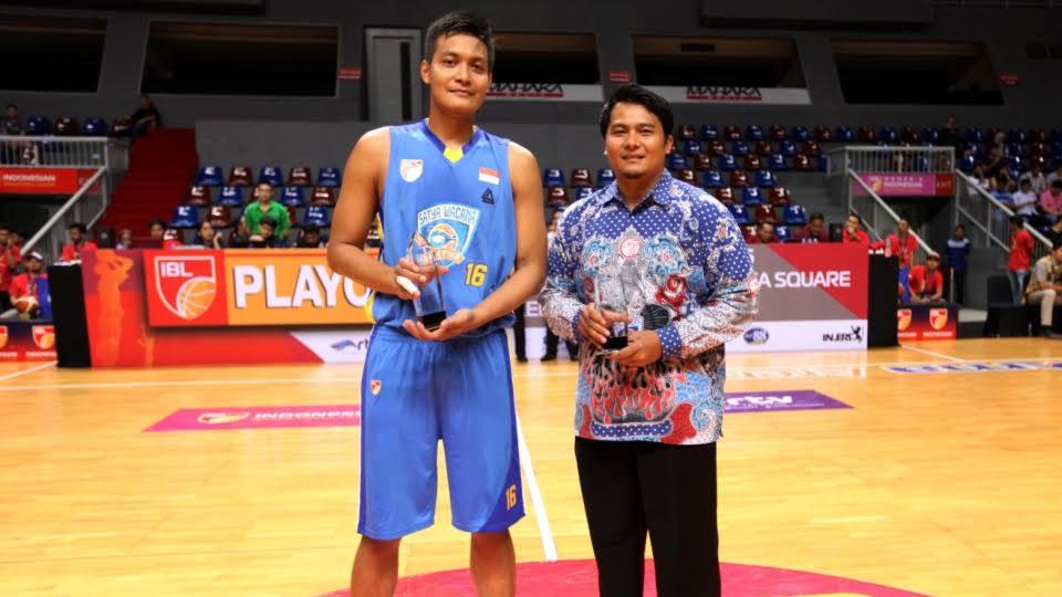 Dua penggawa Satwa Wacana, Firman Dwi Nugroho (kiri) dan Efri Meldi (kanan) saat dapat penghargaan pemain dan pelatih terbaik IBL 2016. - INDOSPORT